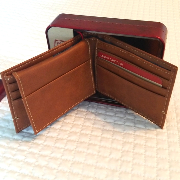 Men's Bi-fold Levis Leather Wallet, NIB - Picture 2 of 3